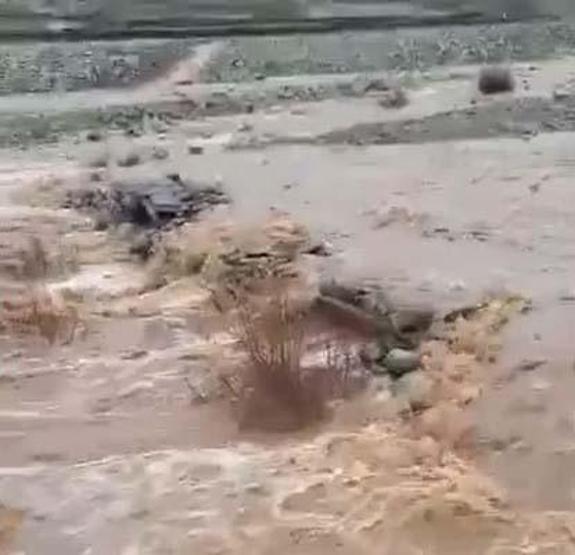 Diyarbakırda sağanak; dere taştı, derme çatma köprü yıkıldı