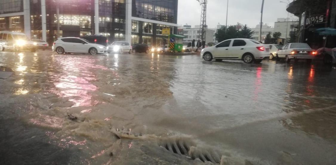 Şanlıurfada sağanak etkili oldu, ekipler alarma geçti