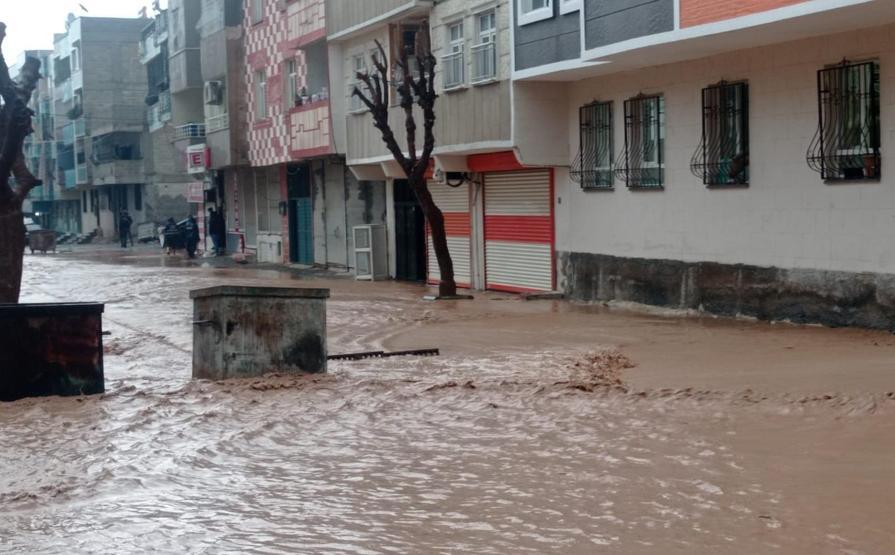 Şanlıurfada sağanak etkili oldu, ekipler alarma geçti