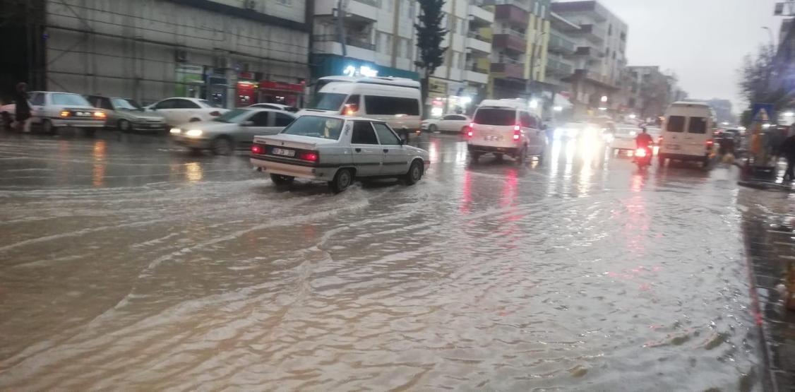 Şanlıurfada sağanak etkili oldu, ekipler alarma geçti
