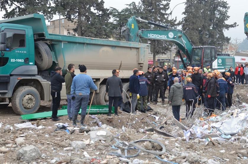 Depremin 49uncu gününde enkazdan bir kadın cesedi çıkartıldı