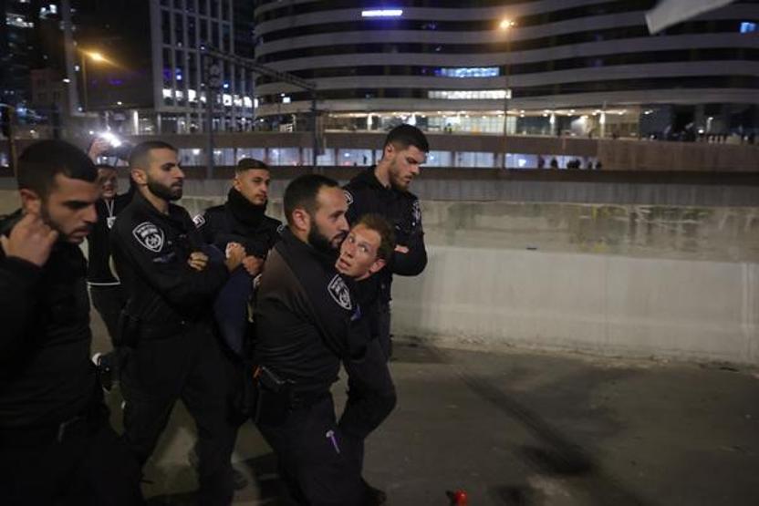 Netanyahu görevden almıştı Sokaklar karıştı