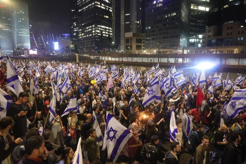Netanyahu görevden almıştı Sokaklar karıştı