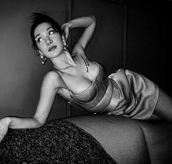 Hazal Subaşı güzelliği ile adeta büyüledi
