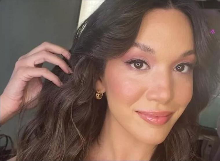 Hazal Subaşı güzelliği ile adeta büyüledi