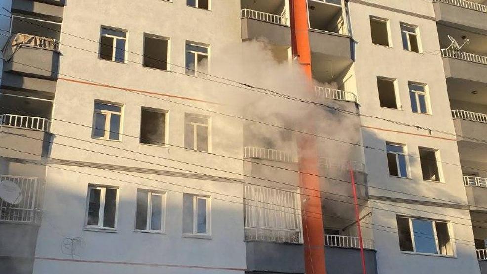 Diyarbakırda iftar vakti ağır hasarlı apartmanda yangın