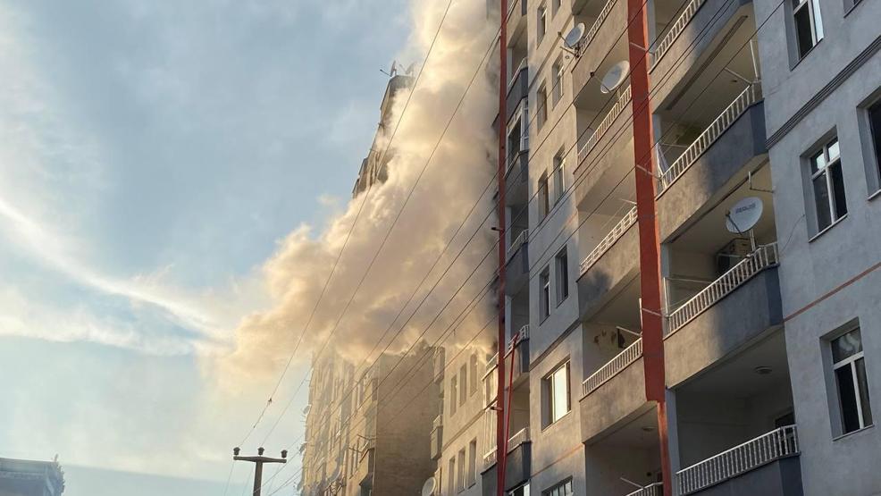 Diyarbakırda iftar vakti ağır hasarlı apartmanda yangın