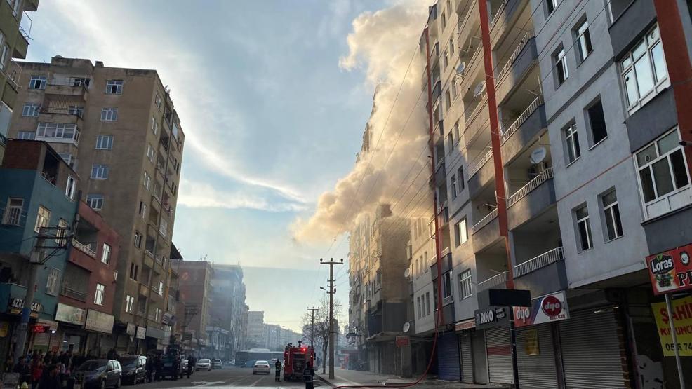 Diyarbakırda iftar vakti ağır hasarlı apartmanda yangın