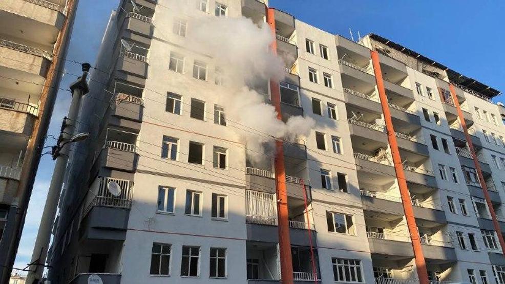 Diyarbakırda iftar vakti ağır hasarlı apartmanda yangın