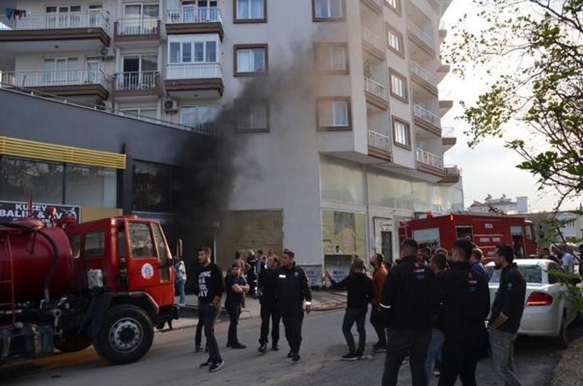 Apartman otoparkında çıkan yangında 7 kişi dumanlardan etkilendi