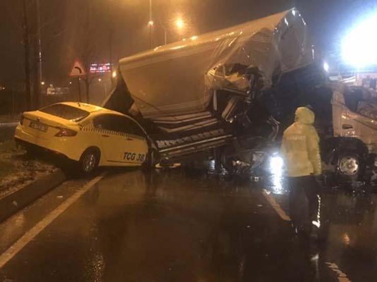 Kamyon ticari taksinin üstüne devrildi: 3 yaralı