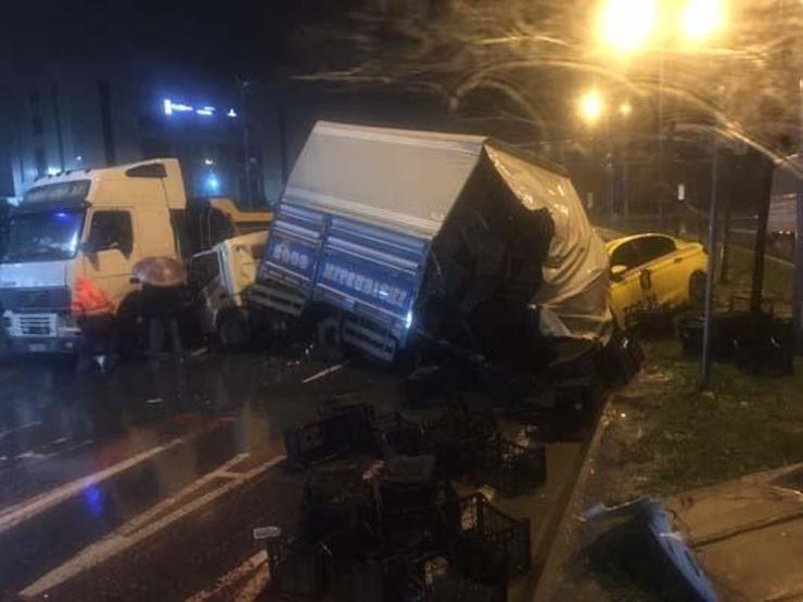 Kamyon ticari taksinin üstüne devrildi: 3 yaralı