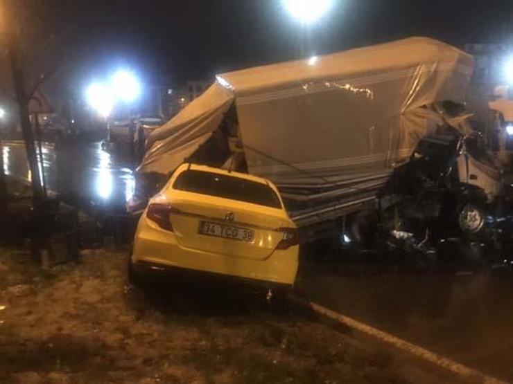 Kamyon ticari taksinin üstüne devrildi: 3 yaralı
