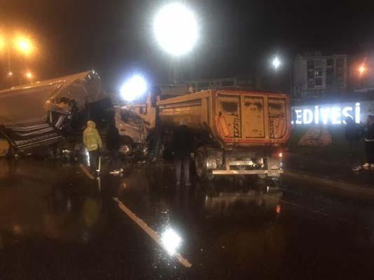 Kamyon ticari taksinin üstüne devrildi: 3 yaralı