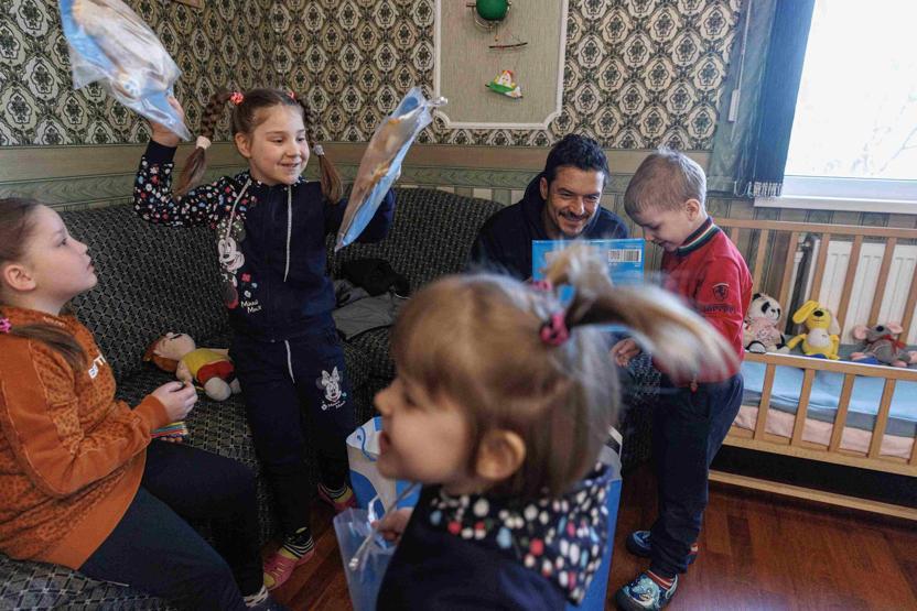 Orlando Bloom, Kiev’de savaştan etkilenen çocukları ziyaret etti