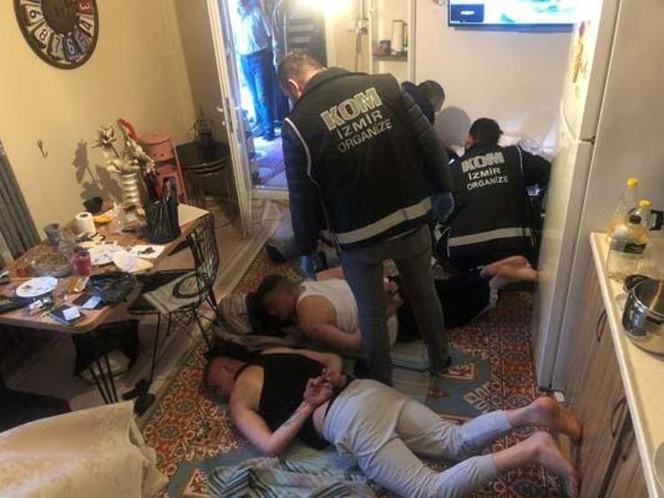 İzmir ve Manisada suç örgütüne Akbaba operasyonu: 18 gözaltı
