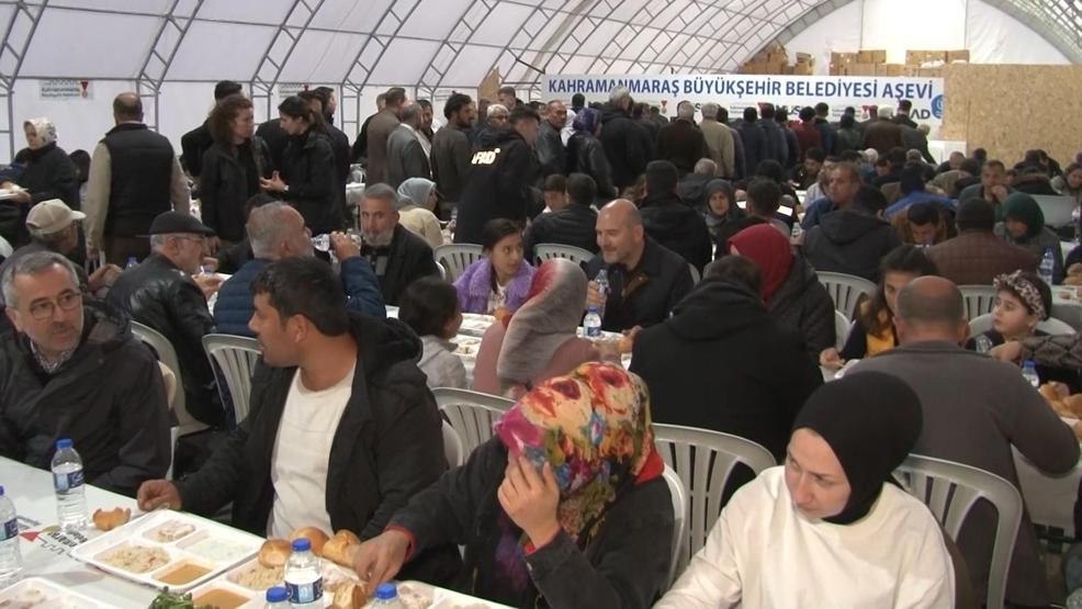Bakan Soylu, iftarını depremzedelerle birlikte yaptı