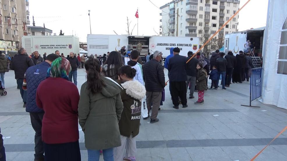 Bakan Soylu, iftarını depremzedelerle birlikte yaptı