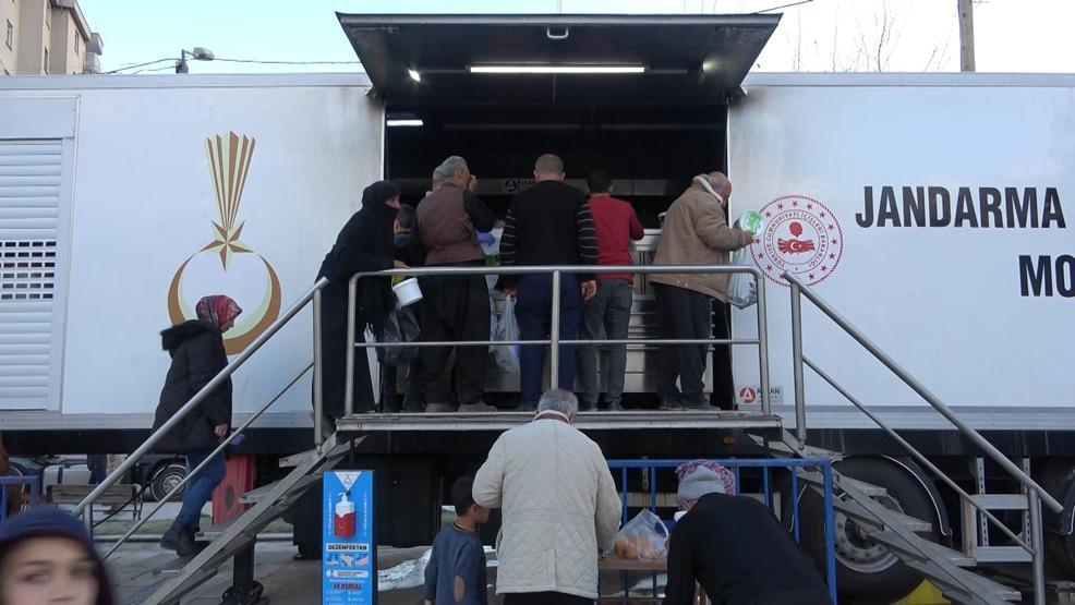 Bakan Soylu, iftarını depremzedelerle birlikte yaptı
