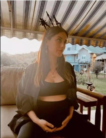 Hazal Kayadan Leyla Süreyya paylaşımı: Yerimizden kalkamıyoruz