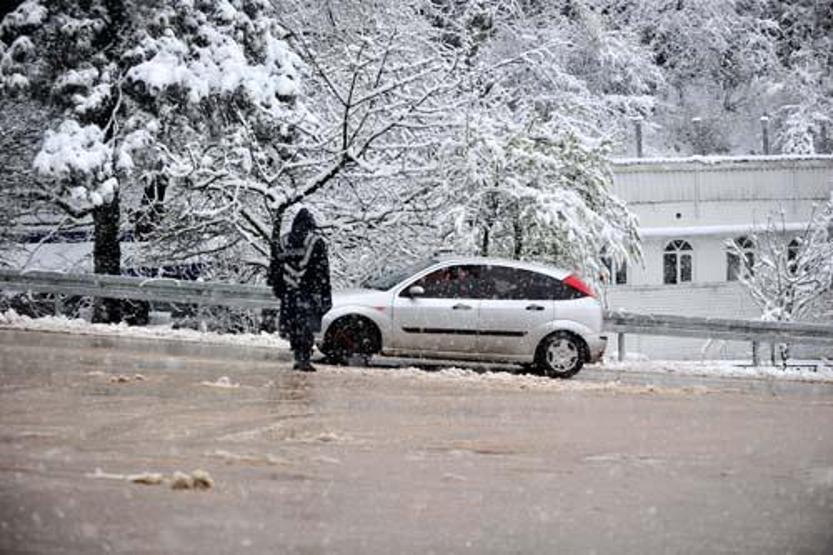 İstanbula 1.30 saat uzaklıkta Kar kalınlığı 1 metreye ulaştı...
