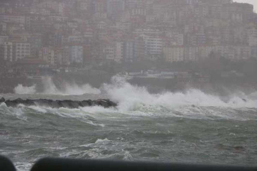 Zonguldak’ta kuvvetli rüzgar; 7 metreyi aşan dalgalar oluştu