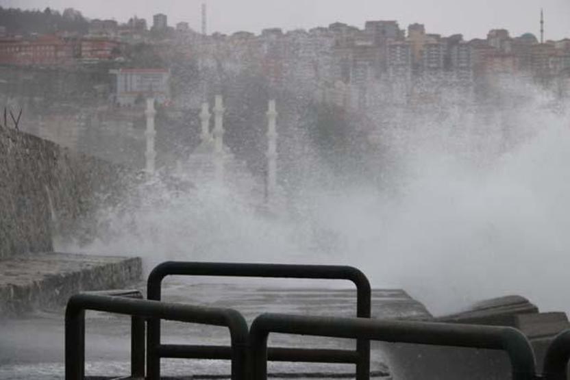 Zonguldak’ta kuvvetli rüzgar; 7 metreyi aşan dalgalar oluştu