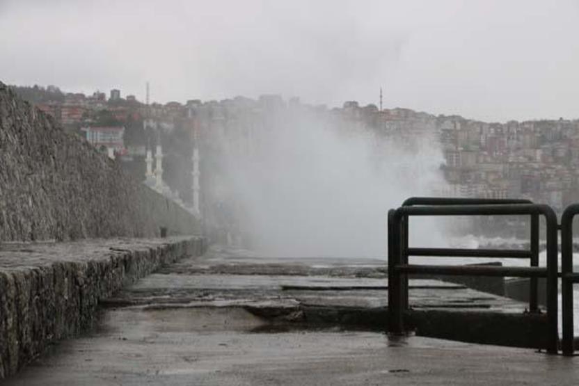 Zonguldak’ta kuvvetli rüzgar; 7 metreyi aşan dalgalar oluştu