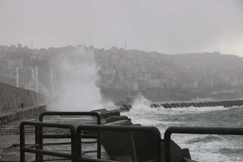 Zonguldak’ta kuvvetli rüzgar; 7 metreyi aşan dalgalar oluştu