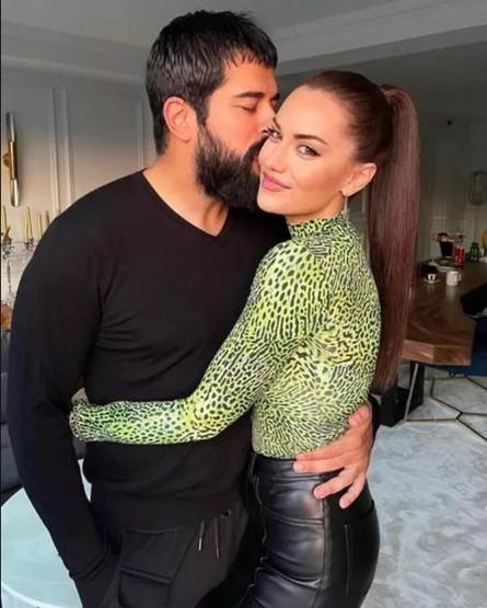 Burak Özçivit ve Fahriye Evcenden aşk pozu