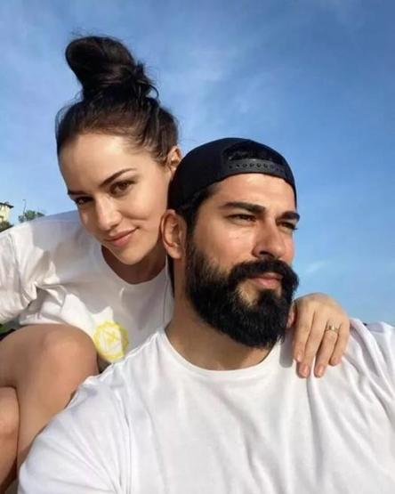 Burak Özçivit ve Fahriye Evcenden aşk pozu