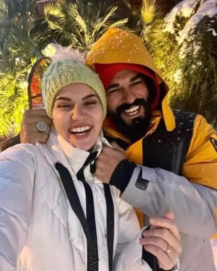 Burak Özçivit ve Fahriye Evcenden aşk pozu