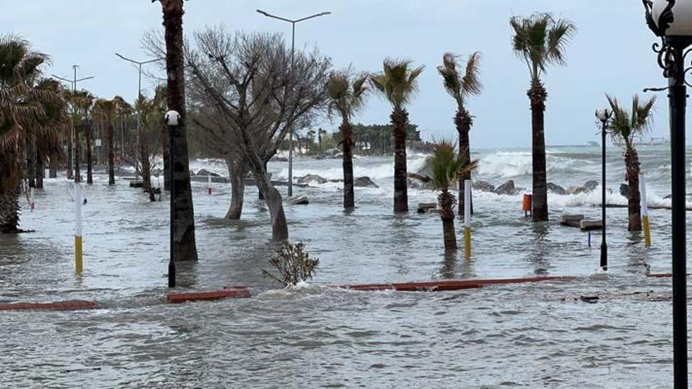 Deprem bölgesi İskenderunda fırtına denizi taşırdı, yangın çıkardı