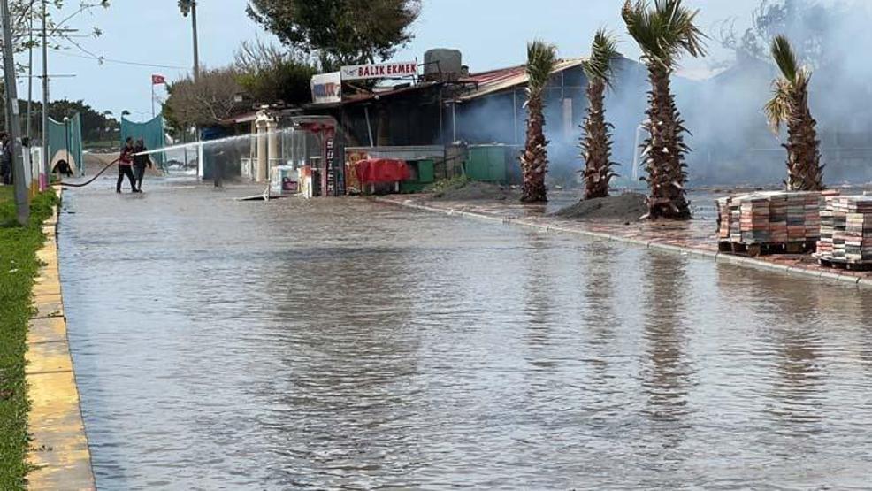 Deprem bölgesi İskenderunda fırtına denizi taşırdı, yangın çıkardı