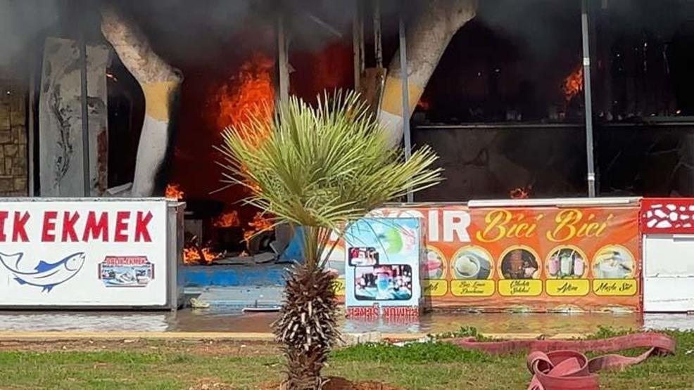 Deprem bölgesi İskenderunda fırtına denizi taşırdı, yangın çıkardı