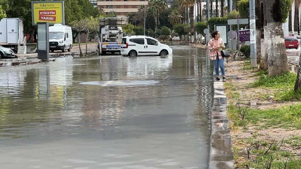 Deprem bölgesi İskenderunda fırtına denizi taşırdı, yangın çıkardı