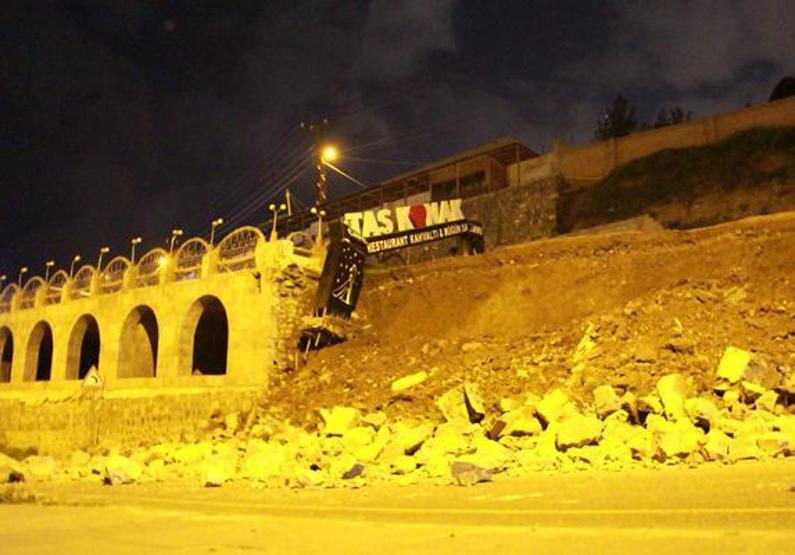Diyarbakırda, karayolunda istinat duvarı çöktü
