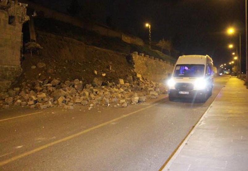 Diyarbakırda, karayolunda istinat duvarı çöktü
