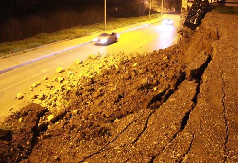 Diyarbakırda, karayolunda istinat duvarı çöktü