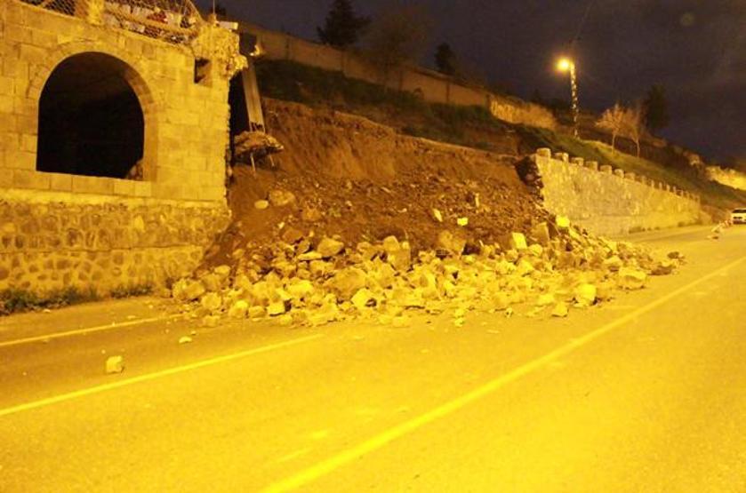 Diyarbakırda, karayolunda istinat duvarı çöktü