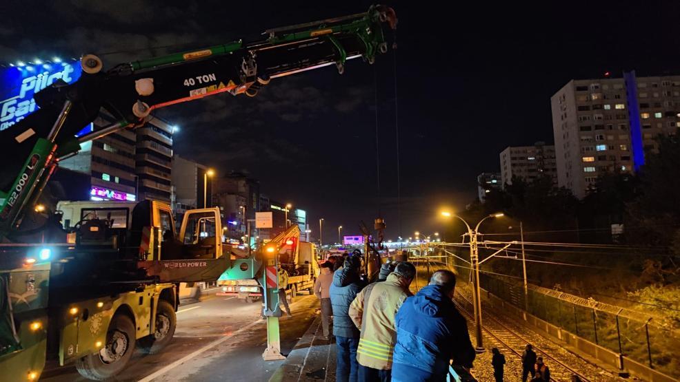 Bakırköyde otomobil metro hattına uçtu: 2 yaralı