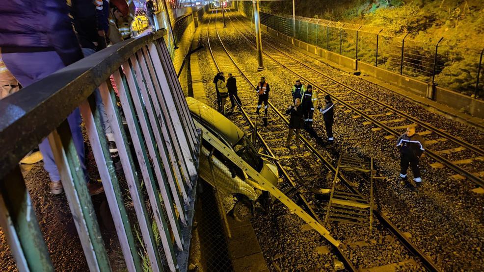 Bakırköyde otomobil metro hattına uçtu: 2 yaralı