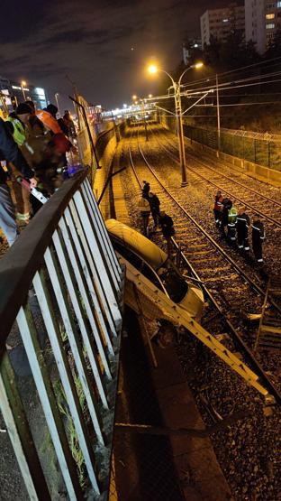 Bakırköyde otomobil metro hattına uçtu: 2 yaralı