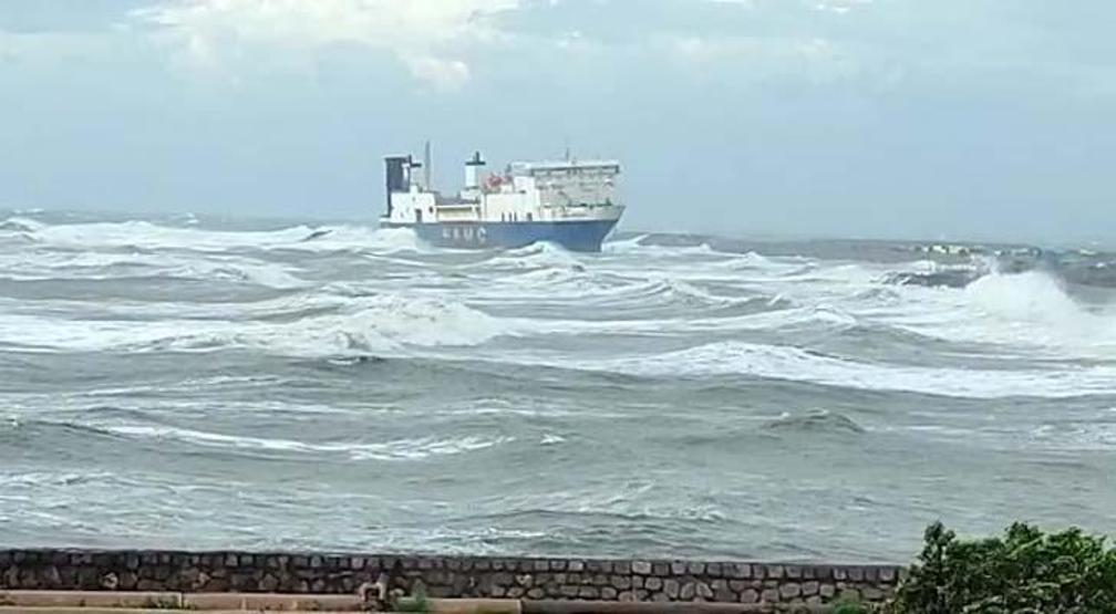 10 yıldır İskenderun Körfezinde bekletilen hacizli gemi, fırtınada karaya sürüklendi
