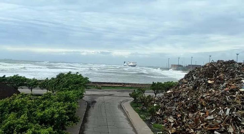 10 yıldır İskenderun Körfezinde bekletilen hacizli gemi, fırtınada karaya sürüklendi
