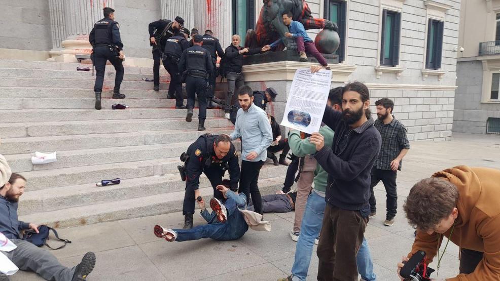 İspanya’da aktivistler, parlamento binasına kırmızı boya fırlattı