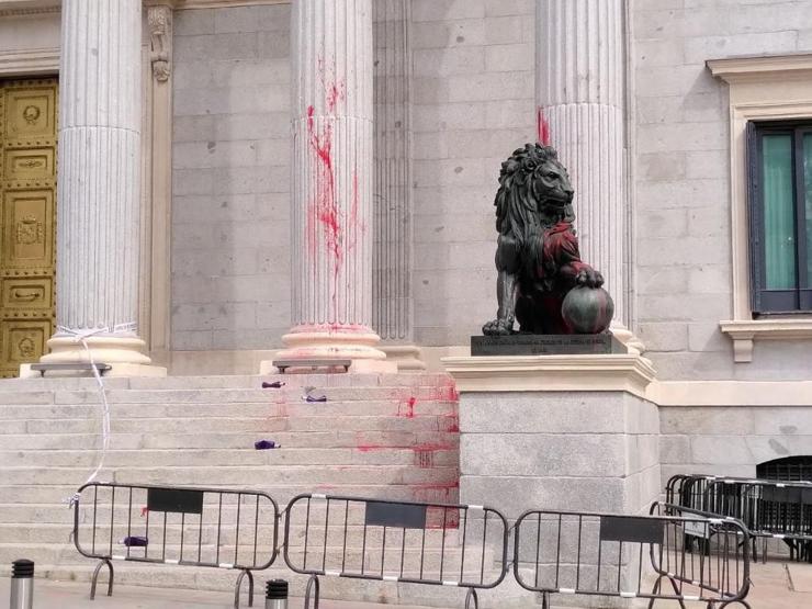 İspanya’da aktivistler, parlamento binasına kırmızı boya fırlattı