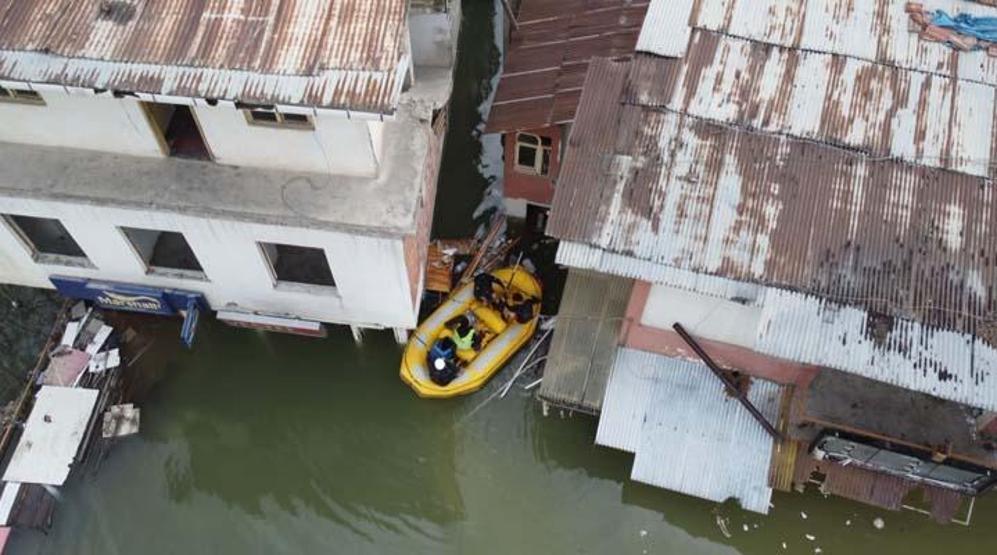 Yusufeli’nde baraj suyu altında kalan binalarda mahsur kalan can dostlar botla kurtarıldı