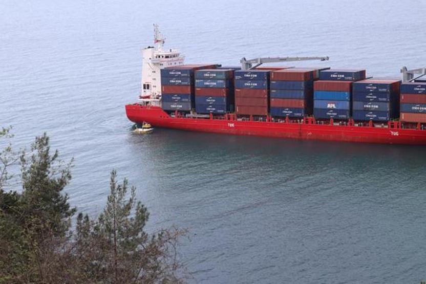 Cide açıklarında dümeni kilitlenen yük gemisi karaya oturdu