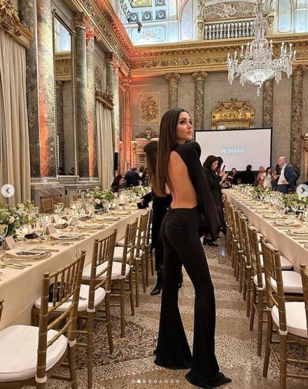 Hande Erçel kıyafeti ile hayranlarını mest etti